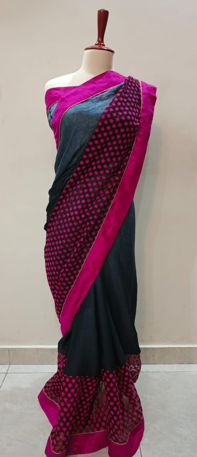 Elegant Black Grip Saree with Net Embroidered Pink Floral Border